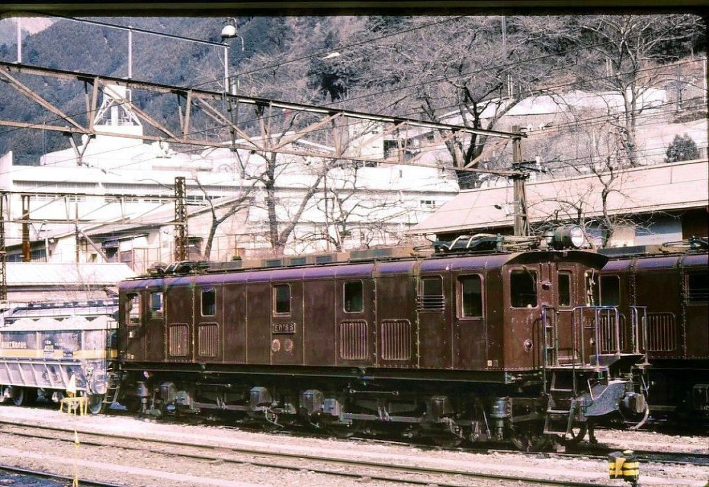 ED16: 18 dieser Loks wurden 1931 für Strecken mit grossen Steigungen gebaut; Höchstgeschwindigkeit nur 65km/h. Ab 1970 waren sie den Kalksteintransportzügen auf der Strecke nach Oku-Tama (einem zur Stadt Tokyo gehörenden Gebirgstal) zugeteilt, wo keine grösseren Loks fahren durften. Ihr Ende kam mit dem Umbau der Strecke 1983. Bild: ED16 6, Oku-Tama, 22.Januar 1977. 