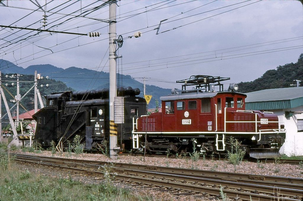 ED22 / Kônan-Bahn ED22: 3 solche Loks wurden 1926/27 für eine Privatbahn in der Präfektur Nagano von Baldwin/Westinghouse (USA) beschafft. 1937 kamen sie zur Staatsbahn als ED22 Nr.1-3. Die Nr. 1 wanderte ab 1948 zu den verschiedensten Privatbahnen, bis sie 1974 zur Kônan Bahn im äussersten Nordwesten Japans kam, wo sie heute noch ist. Im Bild steht sie mit dem grossen Schneepflug in Ôwani, 3.September 1983. 