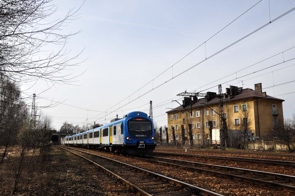 ED72 005 mit einem Interregio aus Zwardoń nach Katowice bei Katowice-Ligota (10.04.2012)