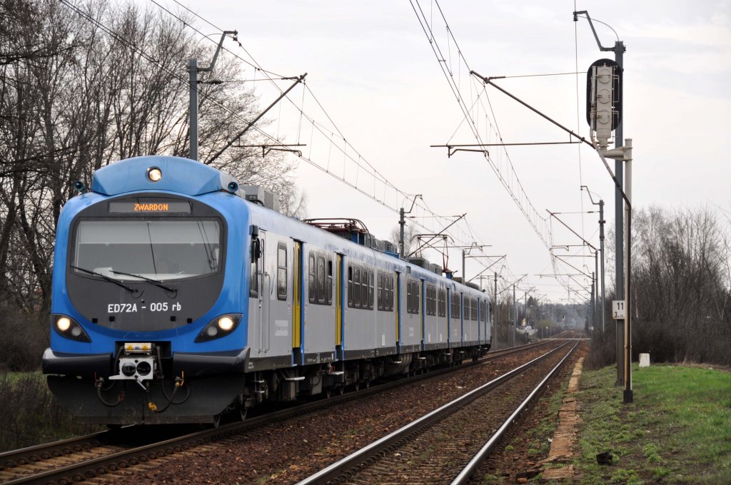ED72 005 mit einem Regionalexpress nach Zwardoń bei Katowice Podlesie (11.04.2012)