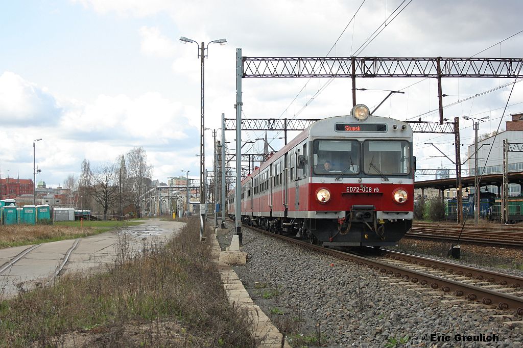 ED72 006 mit einem Nahverkehrszug am 31.03.2012 in Szczecin Port Centralny.