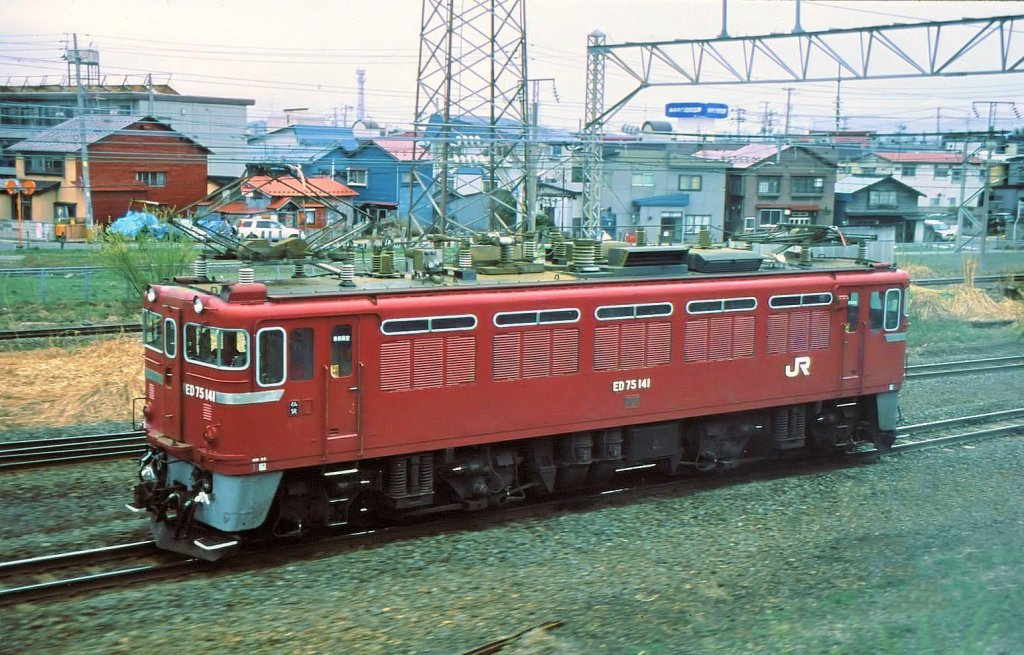 ED75: Ein Bild aus früheren Zeiten, wo diese Loks noch Aomori im äussersten Norden der japanischen Hauptinsel erreichten. ED75 141 dort am 20.April 2003. 