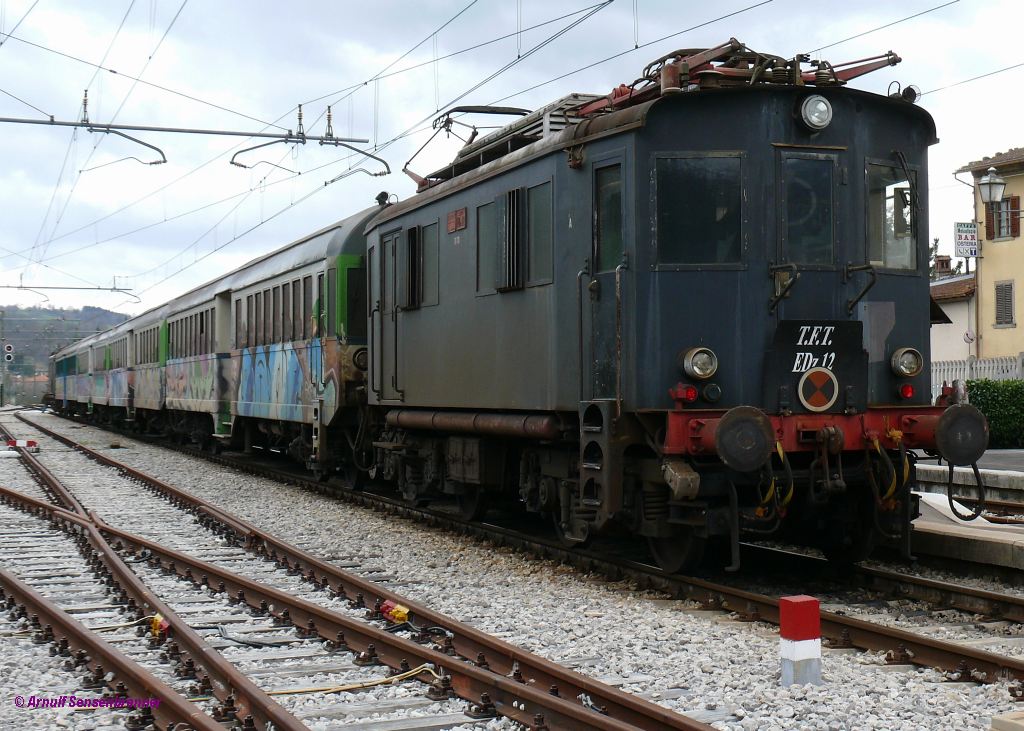 EDz12 der LFI - TFT mit Regionalzug in Pratovecchio-Stia. 
Als Sondereinsatz wird an diesem Tag ein Regionalzugpaar von Arezzo nach Pratovecchio-Stia und zurck mit historischen Fahrzeugen gefhrt. Die Altbauloks mit Gepckabteil wurden 1924 gebaut.

2010-04-01  Pratovecchio-Stia