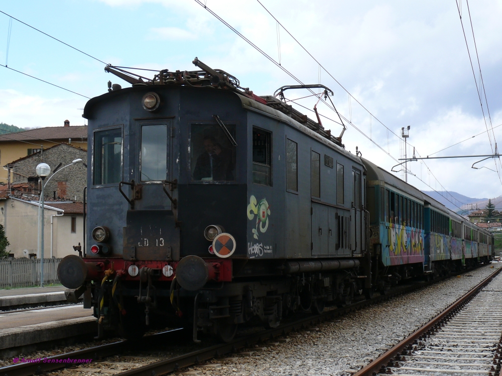 EDz13 der LFI - TFT mit Regionalzug in Pratovecchio-Stia. 
Als Sondereinsatz wird an diesem Tag ein Regionalzugpaar von Arezzo nach Pratovecchio-Stia und zurck mit historischen Fahrzeugen gefhrt. Die Altbauloks mit Gepckabteil wurden 1924 gebaut.

2010-04-01  Pratovecchio-Stia