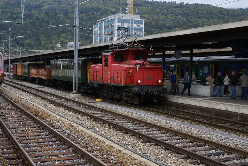 Ee 3/3 16383 steht am 25.9.10 mit den Wagen der Spanisch Brtli Bahn in Biel.