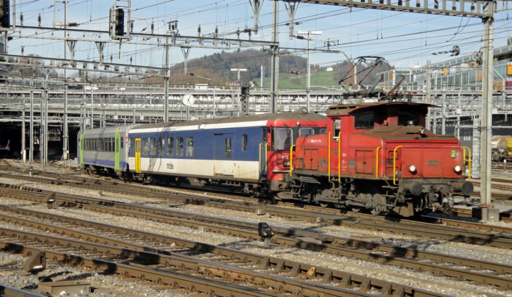 Ee 3/3 16398 wird mit dem BLS-Modul am Haken den RE nach Bern verst�rken. Das genau gleiche Modul mit anderen Betriebsnummern erh�lt auch immer der RE eine Stunde zuvor um 16:57 Uhr. (Luzern, 29.03.2010)