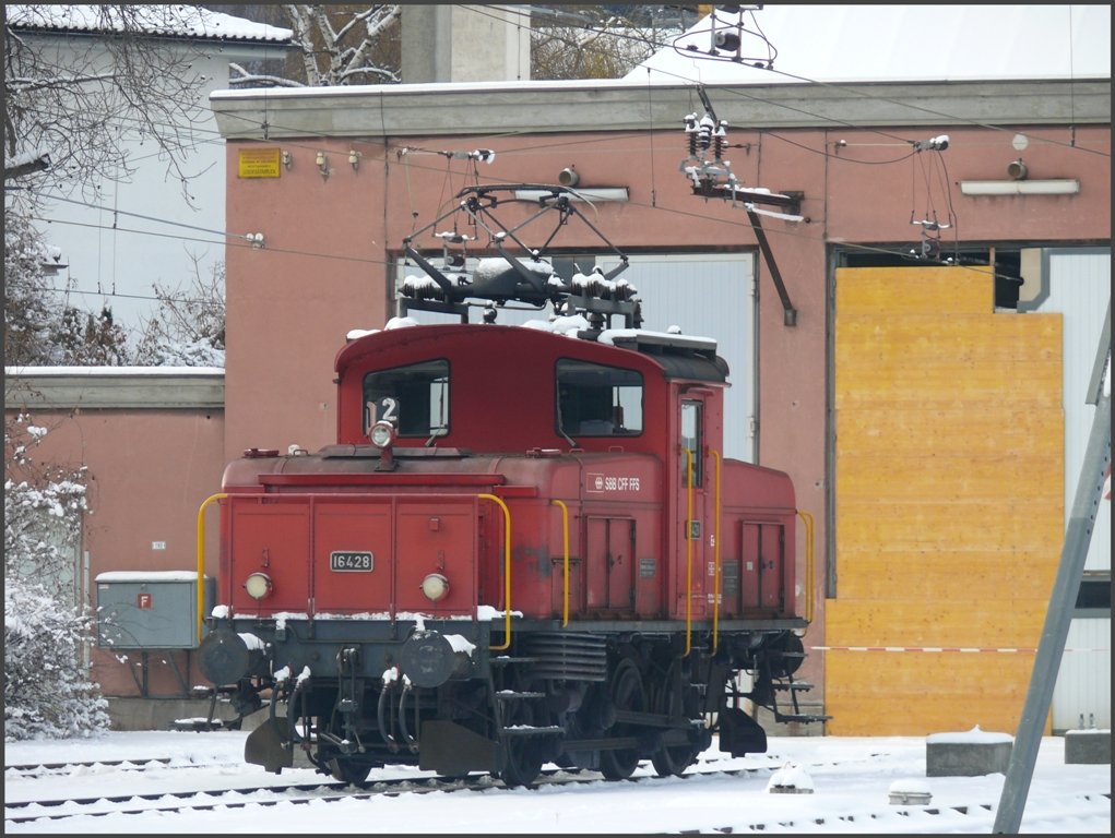 Ee 3/3 16428 steht vor dem nach wie vor defekten Depottor in Chur. (29.01.2010)