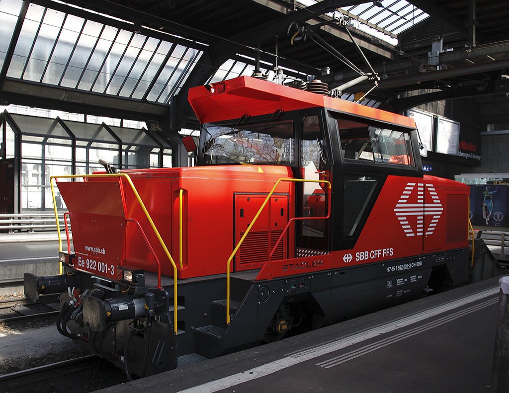 Ee 922 001-3 macht nur kurz Mittagspause. Zrich HB, 17. Mrz 2010, 13:00