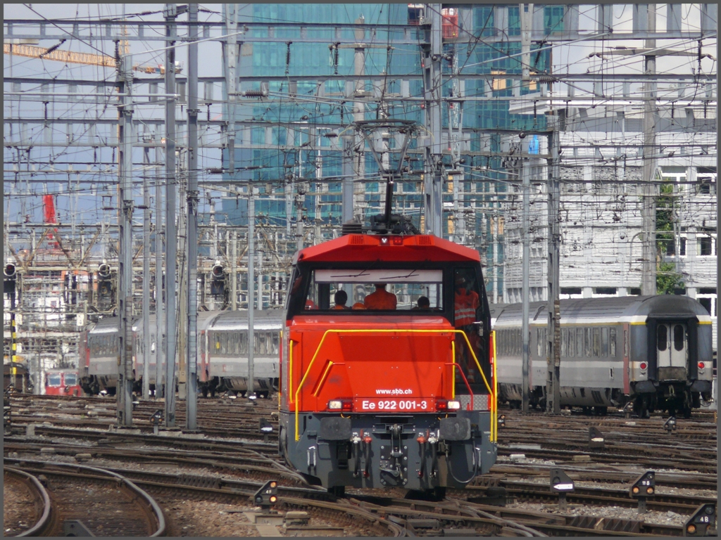 Ee 922 001-3 rangiert in Zrich HB. (31.07.2010)