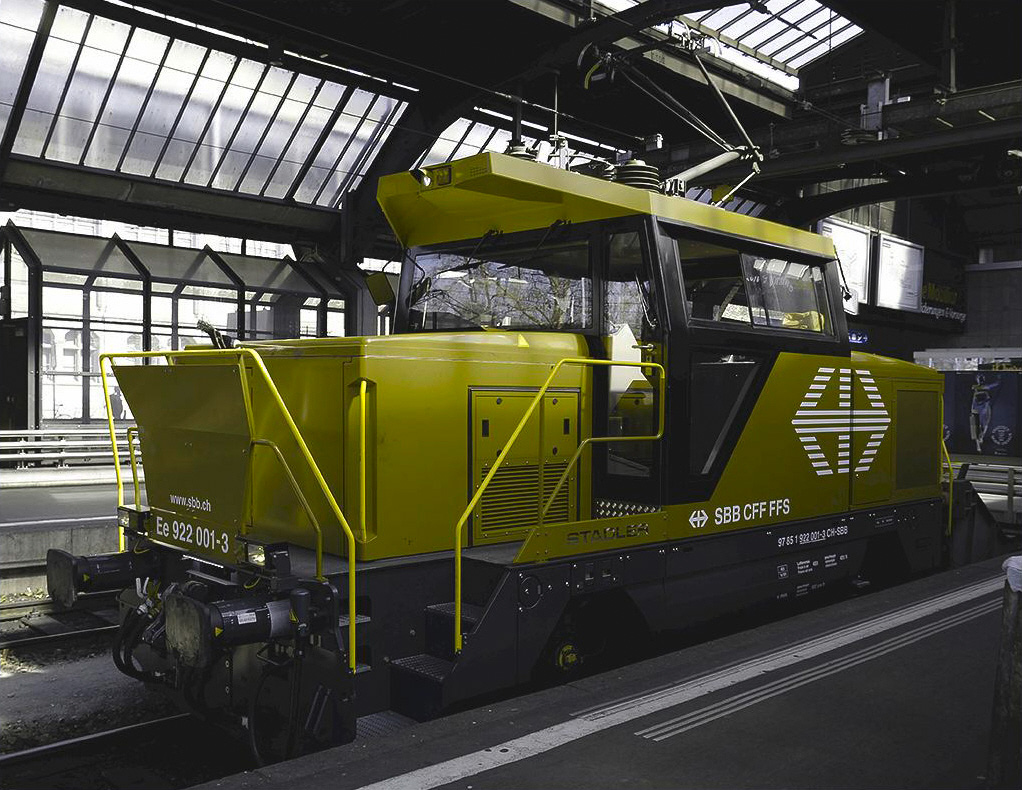 Ee 922 001-3 in Zrich HB, 17. Mrz 2010, 13:00. Was sind denn das fr Farben?