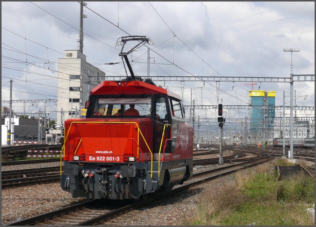 Ee 922 001-3 in Zrich HB mit Zentralstellwerk und neuem Primetower. (30.07.2010)