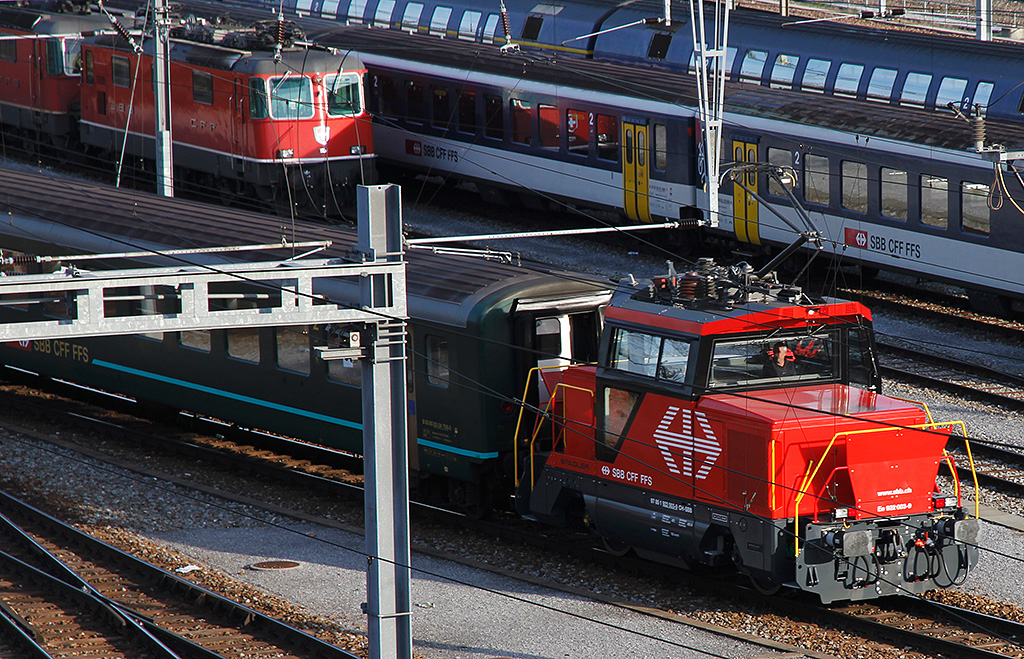 Ee 922 003-9 prescht gerade mit EW-II vorbei. Hinten links 2 Re 4/4 II. Standort Hardbrcke in Zrich, 05. April 2010, 18:34