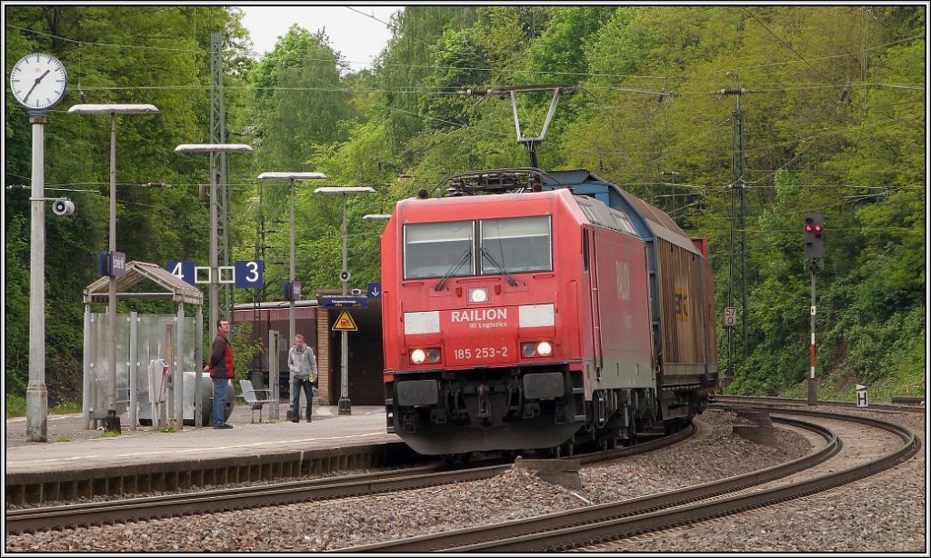 Eelegant legt sich die 185 353-2 mit ihrer Gterfracht am Haken in den Gleisbogen
am Bahnhof von Eschweiler(Rhl). Szenerie vom 18.05.2013.