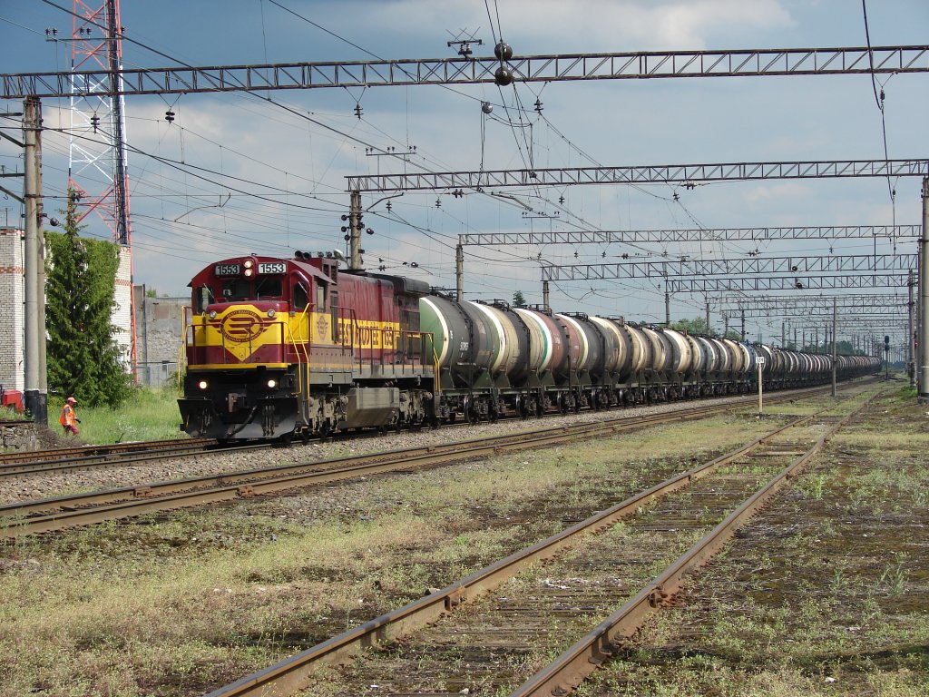 Eesti Raudtee 1553 (C36-7) mit 62 Waggons Roh�l f�r die Raffinerie in Maardu , Raasiku - 13/06/2007