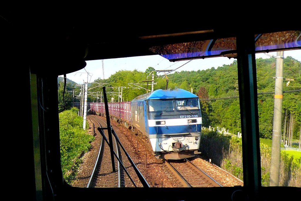 EF210 - die Güterzugslokomotiven der Pazifikküstenlinie: Die EF210-138 begegnet mit einem Containerzug zwischen Mitsuishi und Kamigoori in der Nähe der Stadt Okayama, 21.September 2009. Diese Lokserie trägt an den Seiten den Namen  Momotarô , den Namen eines Helden in einem beliebten Märchen; Momotarô wurde in einer Pfirsich gefunden und wuchs zu einem kraftvollen Krieger heran, der die Dämonen bekämpfte; er symbolisiert damit die typisch japanische Verbindung von Niedlichkeit und Kraft.  