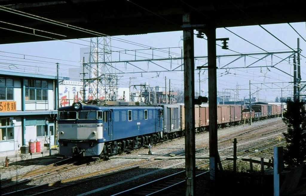 EF60: Eine der ältesten Loks, EF60 24, rangiert in Tokyo-Higashi Koganei. Heute gibt es hier längst keinen Güterverkehr mehr. 15.Februar 1980.