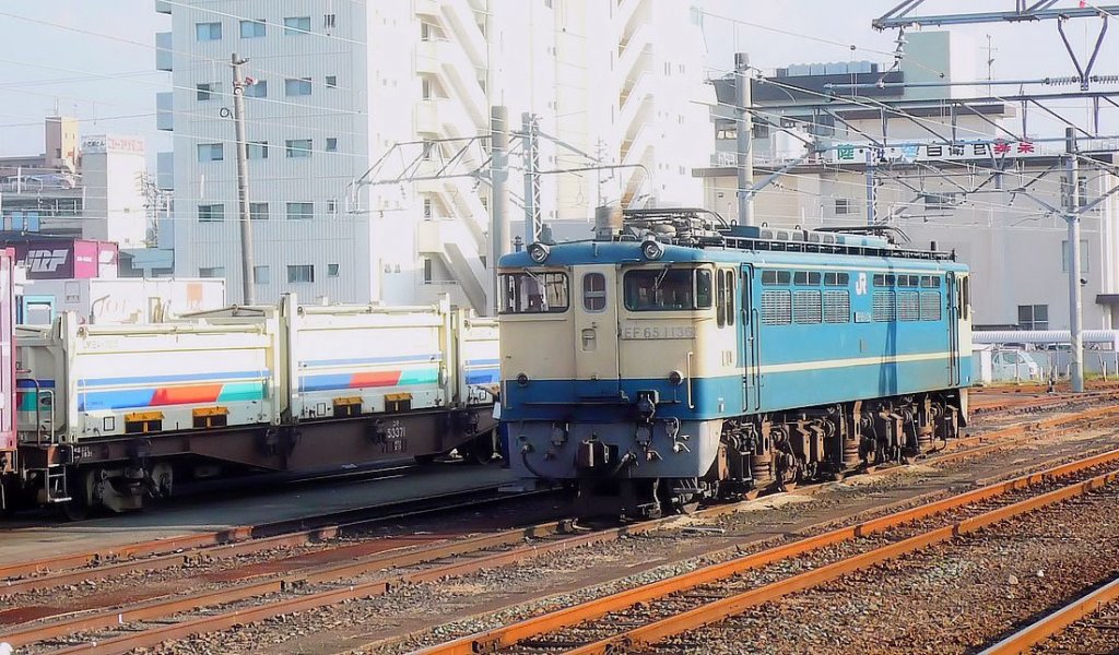 EF65 1000: Vereinzelt kommen diese Loks mit Güterzügen über die grosse Seto-Meeresbrücke auf die elektrifizierte Strecke im Norden der Insel Shikoku. Hier steht EF65 1136 in Matsuyama, 18.September 2009. 