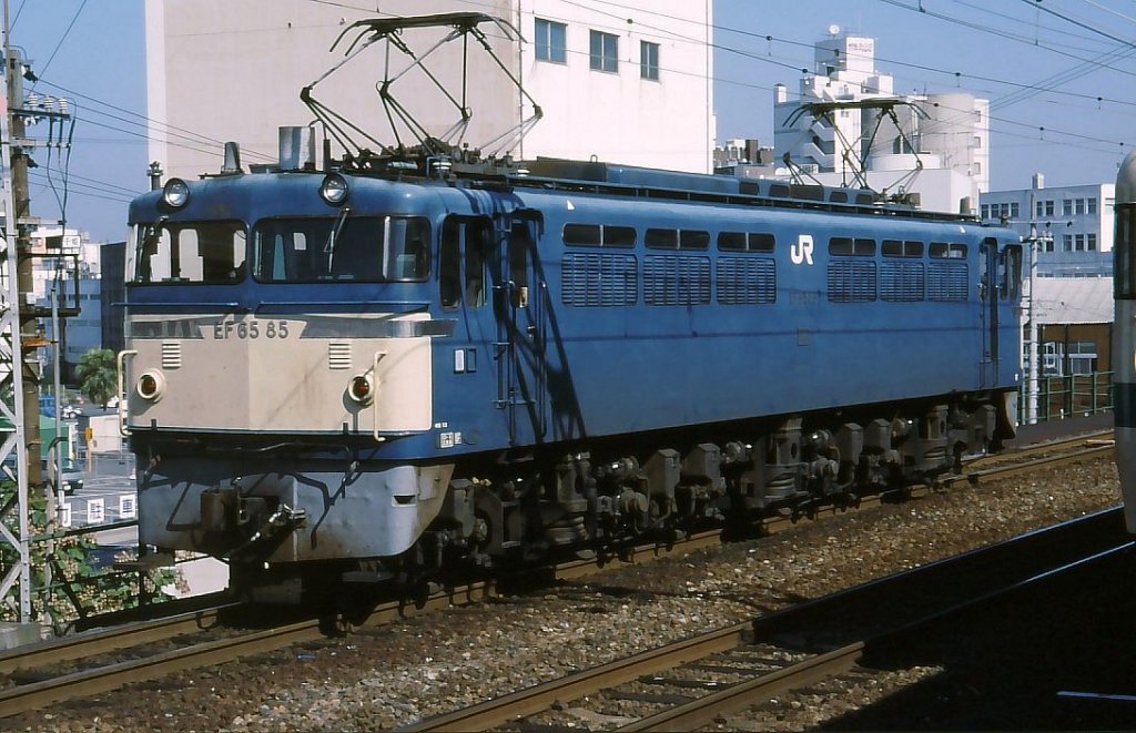 EF65 (Grundtyp): 1965-1970 wurden hiervon 169 Loks für den Güterzugs- und vereinzelten Personen- und Schlafwagenzugsdienst auf Flachstrecken gebaut. Achsfolge Bo-Bo-Bo. Heute nur noch ganz wenige Loks vorhanden. Bild: EF65 85 in Shimonoseki am westlichen Endpunkt der japanischen Hauptinsel Honshû, 14.Oktober 2001. 
