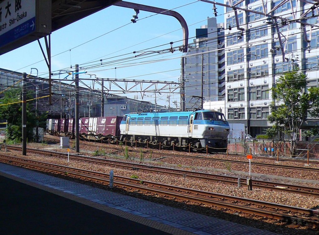 EF66 100 - die Güterzugslokomotiven der Pazifikküstenlinie: 1989-1991 bauten die JR (JR Freight) 33 Loks der Serie EF66 (Bo-Bo-Bo) als EF66 100 nach. Die Originalloks EF66 entstanden 1968-1974 (55 Loks); die Original-EF66 führten 1985-2009 auch die Schlafwagenzüge bis zu deren Einstellung an der Pazifikküste. Im Bild legt sich EF66 107 unter dem Shinkansen-Bahnhof von Shin Osaka in die Kurve, 17.September 2009. 
