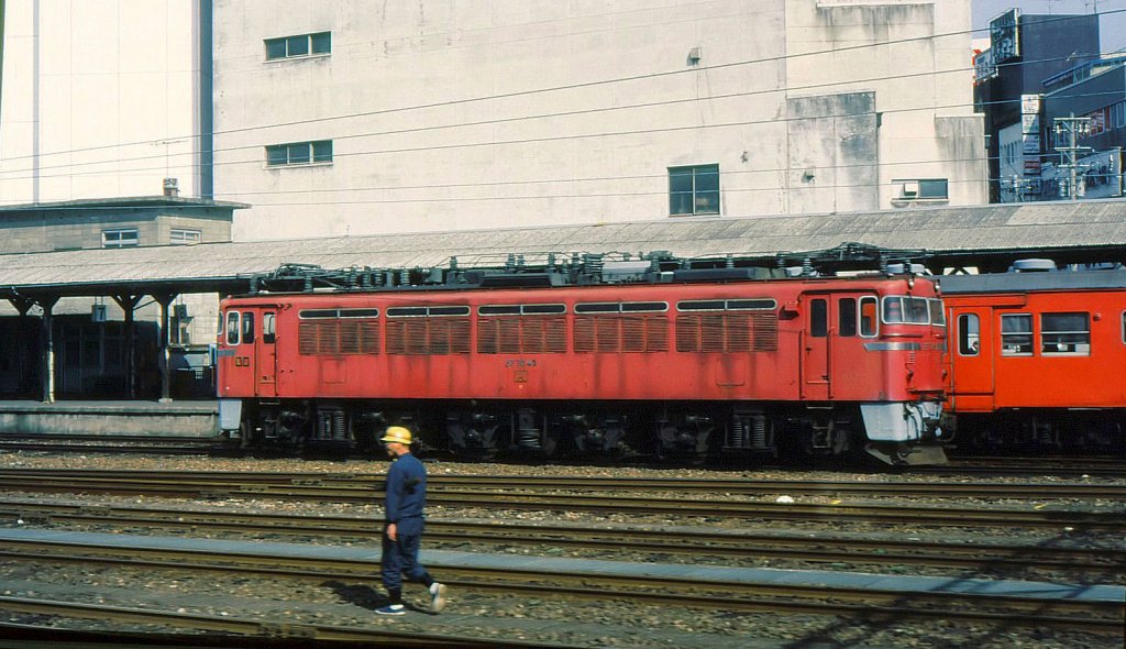 EF70: Total 81 1961-1965 gebaute Loks für Wechselstrom 20kV/60Hz mit drei zweiachsigen Drehgestellen. Sie sollten schwere Züge auf der mit Wechselstrom elektrifizierten Hokuriku-Bahn entlang des Japanischen Meeres (Tsuruga-Fukui-Kanazawa-Toyama-Itoigawa) führen. Da die Anschlussstrecken mit Gleichstrom elektrifiziert wurden, ersetzte man sie aber in den 70er Jahren durch Zweistromloks. So schieden sie alle noch vor Entstehung der JR Mitte der 80er Jahre aus. Im Bild steht EF70 49 kurz vor ihrem Ende in Takaoka, 1.Oktober 1984.   