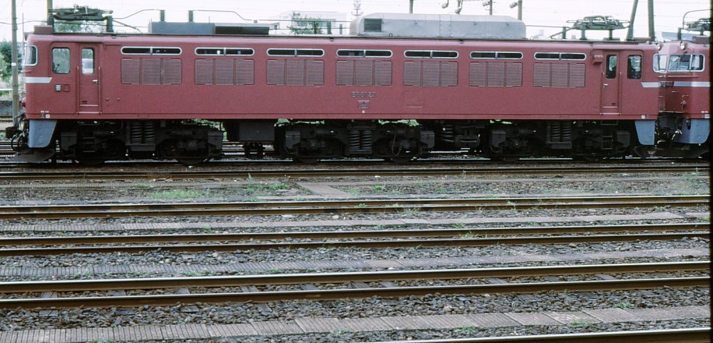 EF81: Wie alle Zweistromfahrzeuge trugen auch die EF81 in Zeiten der alten Staatsbahn einen rosaroten Anstrich. Hier steht EF81 23 in Kanazawa, einer grösseren Stadt am Japanischen Meer, 29.September 1984.