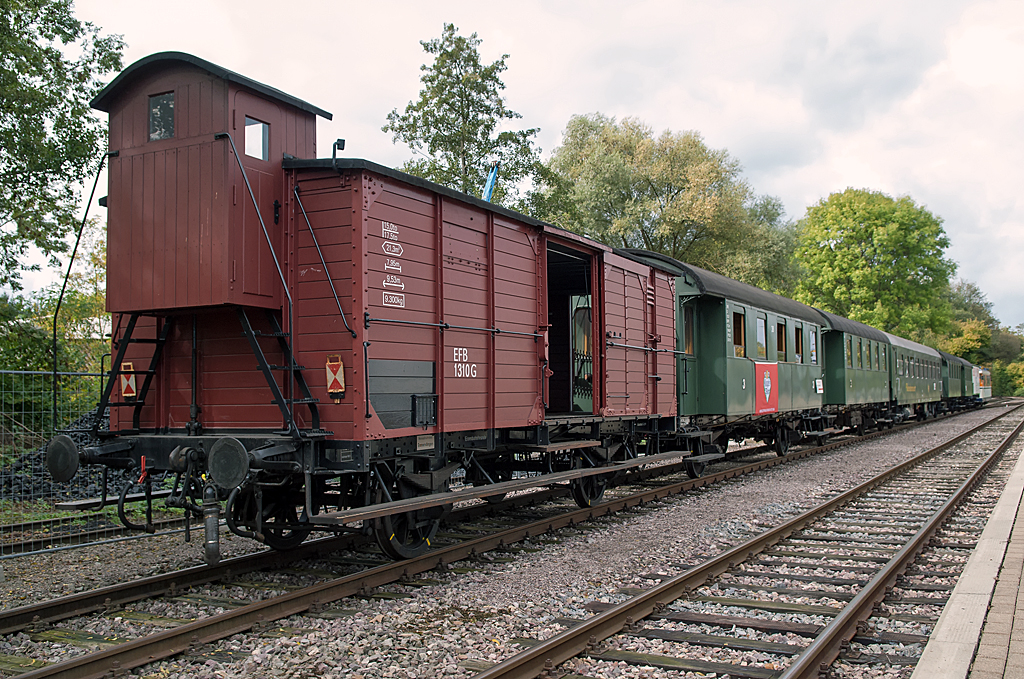 EFB ( Eisenbahnfreunde Breisgau e.V. ) G1310 ( Gotha 1906, ex SWEG, MEG, SEG ), 11.10.2009, Riegel DB
Dieser Wagen lief an diesem Tag als Schlusswagen des  Rebenbummlers ; Zugfahrzeug war VT 28 (  95 80 0302 028-5 D-SWEG ), MAN 1967, der SWEG. 
Das Bild zeigt die Garnitur vor Abfahrt in Riegel DB