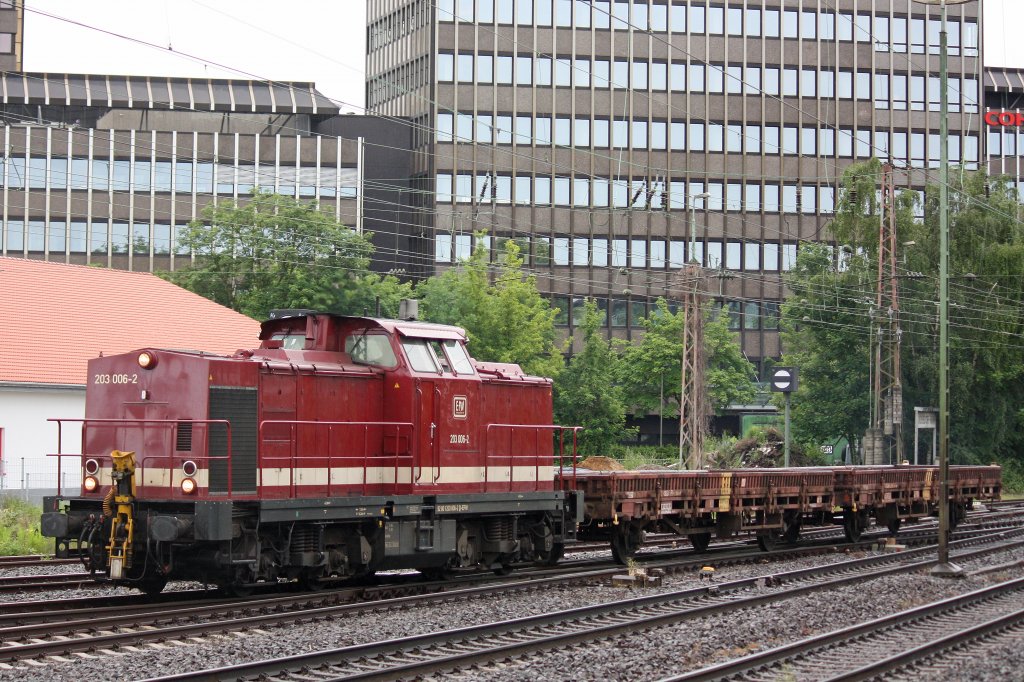 EfW 203 006 am 16.6.12 mit zwei Flachwagen bei der Einfahrt in Dsseldorf-Rath.