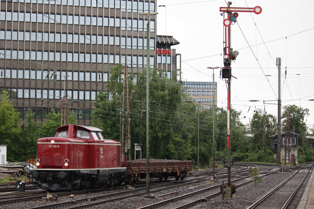 EfW 211 051 am 16.6.12 mit einem Flachwagen bei der Einfahrt in Dsseldorf-Rath.