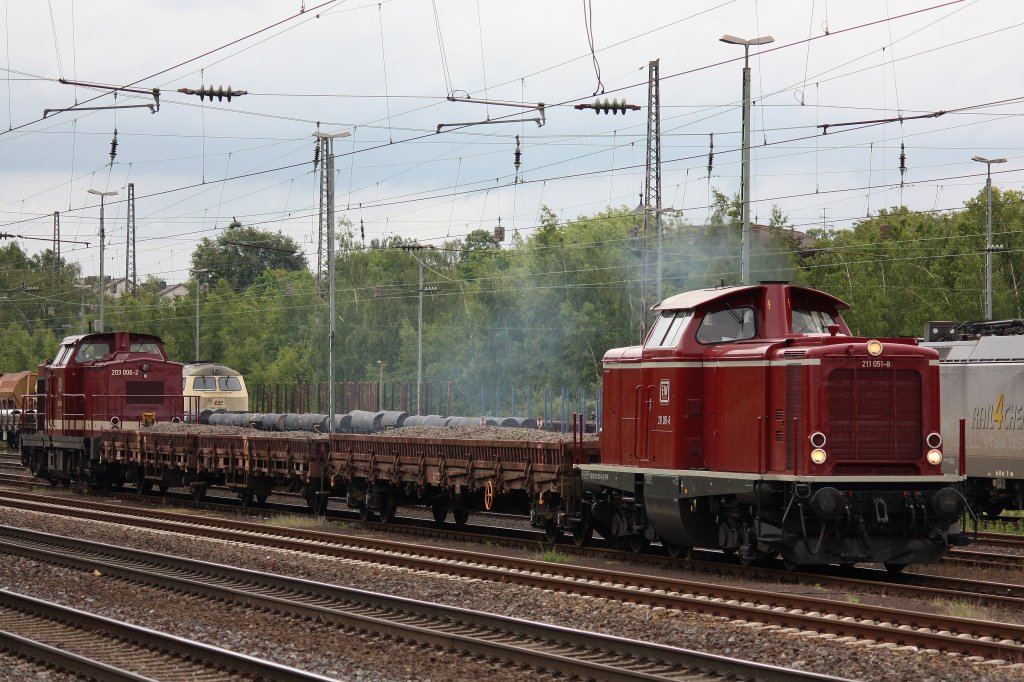 EfW 211 051 verlsst am 16.6.12 mit zwei Schotterwagen und EfW 203 006 Dsseldorf-Rath.