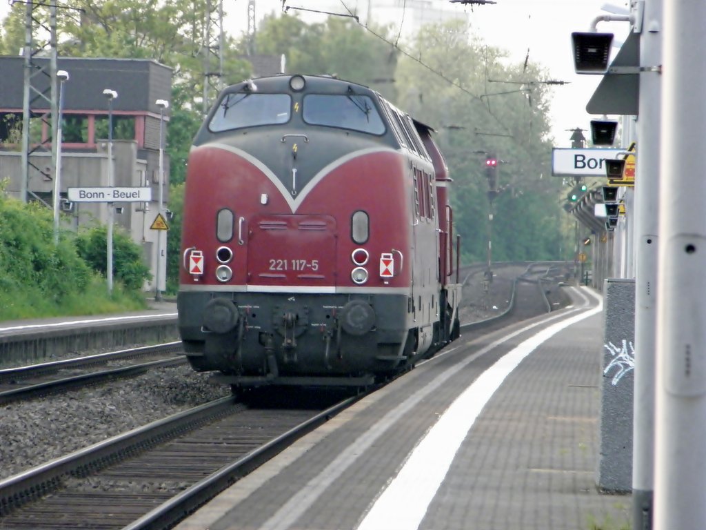 EFW 221 117-5 wird von 212 240 gezogen hier gesehen in Beuel am 28.4.2011