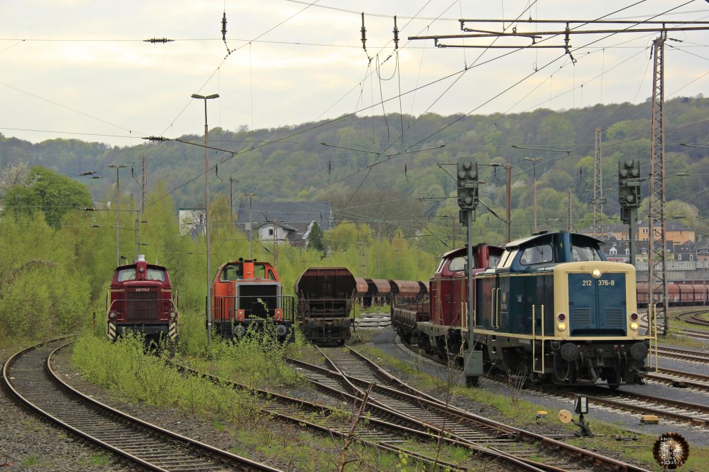 EfW 260 773 mit 260, daneben 214 BBL Logistik und ganz rechts DB 212 376-8 & V 100 2299 in Wuppertal, April 2013.