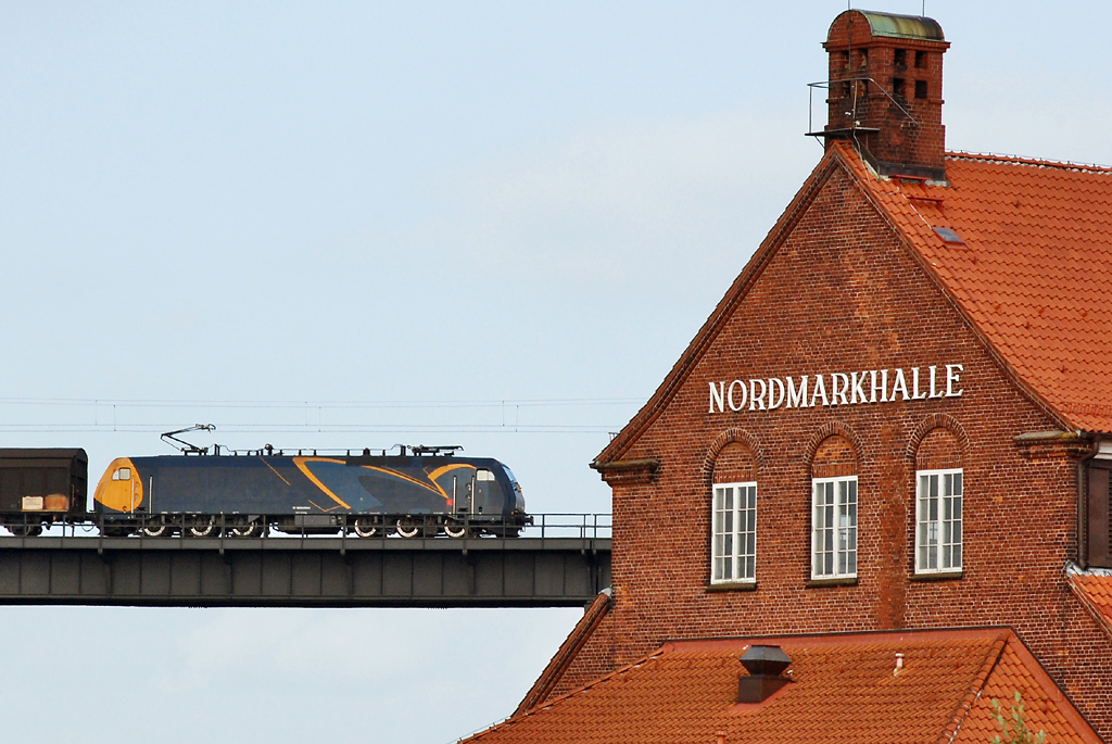 EG 3104 erklimmt mit einem Güterzug die Auffahrt zur Rendsburger Hochbrücke. (Aufnahme vom 9. Juli 2013)