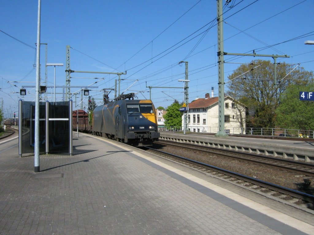 EG 3106 mit einem gemischten Gterzug aus Flensburg kommend bei der Durchfahrt durch den Bahnhof Neumnster nach Hamburg am 23.04.2009