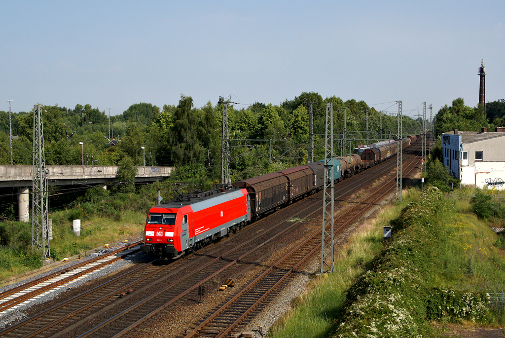 EG 3111 zieht am 2.07.2010 einen Gterzug Richtung Maschen durch Elmshorn.