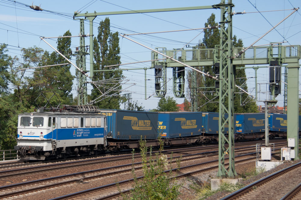 EGP 142 126 zieht einen LKW-Walter-Zug nach Bad Schandau, Dresden-Freiberger Strasse, 14.09.2012