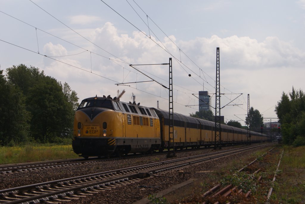 EGP 221 106-8 mit einem Autozug in Hamburg-Unterelbe am 26.07.2011