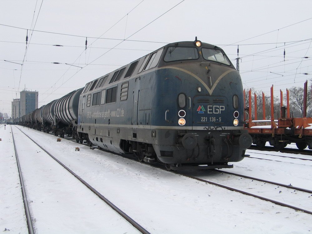 EGP hat mit der 221 136 Biodiesel von Sternberg nach Bad Kleinen gebracht. 27.01.2010