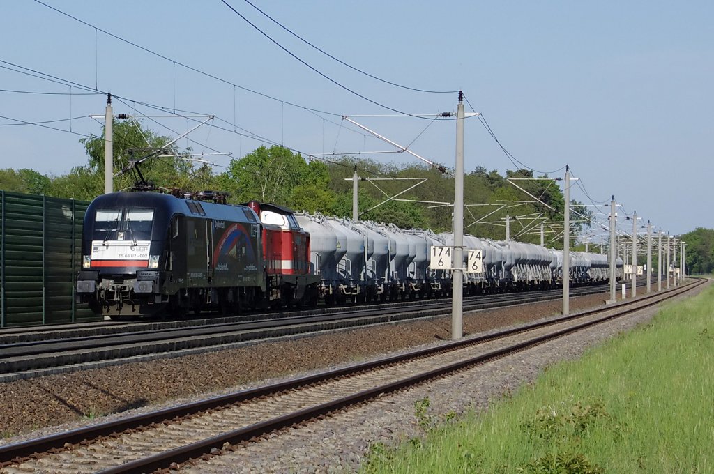 EGP die Zweite! Jetzt ist ES 64 U2 - 002 (182 502-5) die Zuglok und 212 024-4 die Wagenlok. Zusammen sind sie mit einem Zementzug zwischen Growudicke und Rathenow in Richtung Stendal unterwegs. 21.05.2010