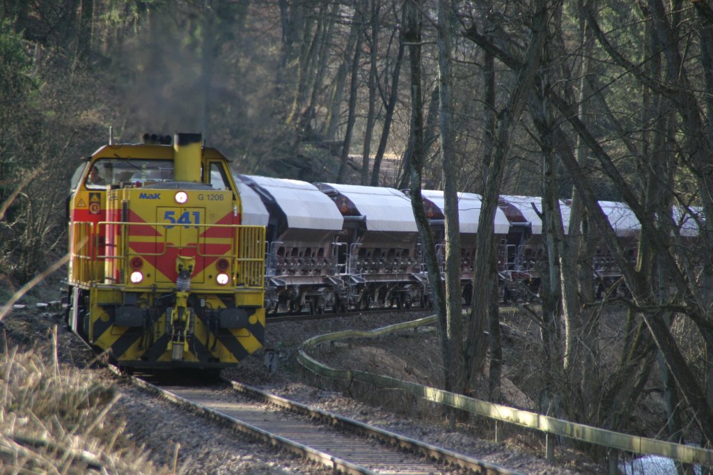 EH 541 schlngelt sich am 6.3.11 durch das Angerbachtal