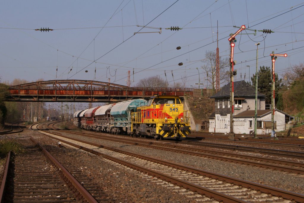 E&H 542 mit einem Kalkzug nach Dornap-Hahnenfurth in Dsseldorf-Rath am 28.03.2012