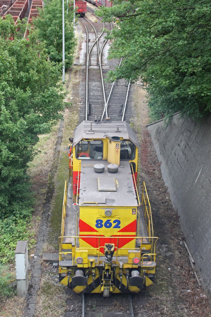 EH 862 rollt am 13.6.11 bei HKM in Duisburg zur Abstellung.