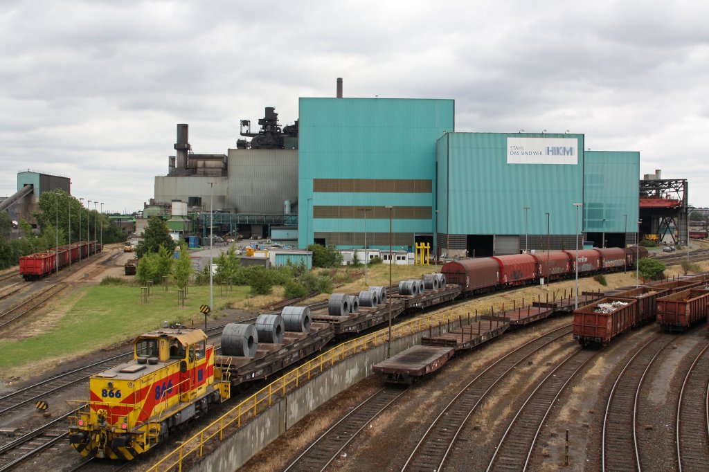 EH 866 schiebt einen Stahlzug durch das HKM Gelnde in Duisburg.