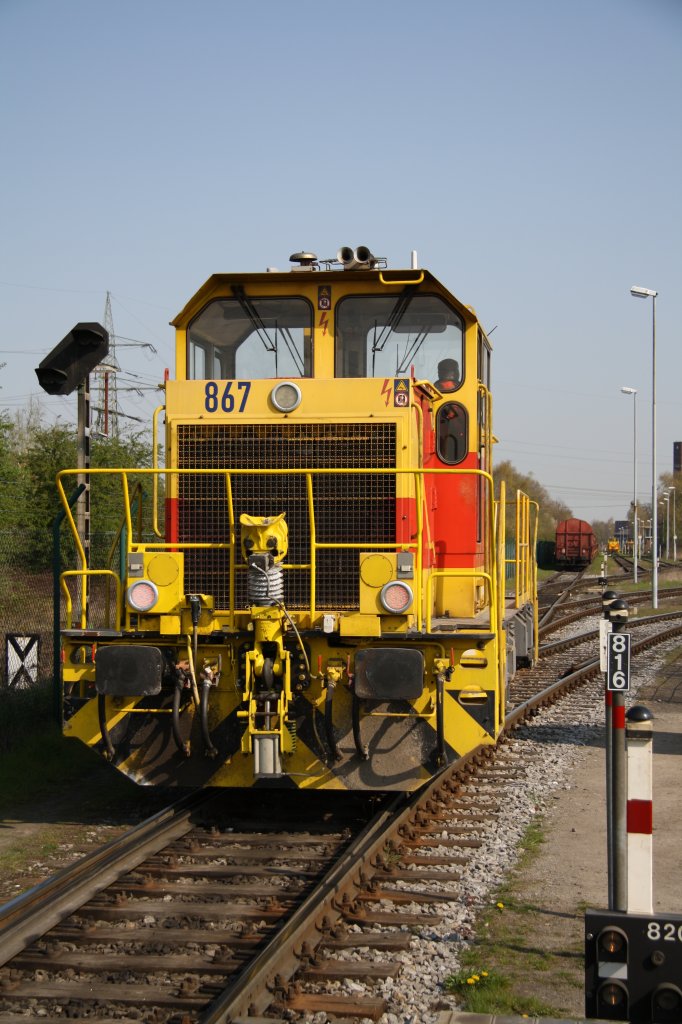 EH 867 am 15.04.10. ThyssenKrupp Nirosta-Werk Krefeld. Fotographenstandpunkt auf dem Bahnübergang.
