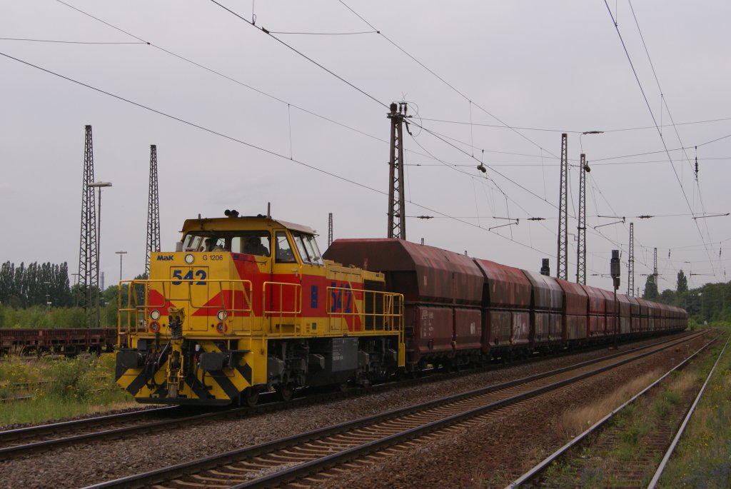 E&H Lok 542 mit einem Kohlezug in Duisburg-Bissingheim am 17.06.2011