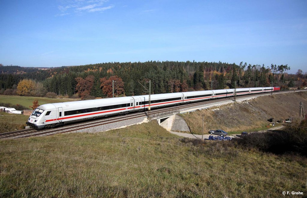ehem. Metropolitan Express - Garnitur geschoben von DB 101 131-1 als ICE 915 Berlin - Mnchen, KBS 910 Nrnberg - Treuchtlingen - Augsburg, fotografiert bei Gundelsheim am 08.11.2011


