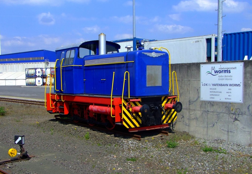 Ehemalige Lok 1 der Hafenbahn Worms (Denkmallok), am 25.04.2009 in Worms. Die Lok ist eine Krauss-Maffei , Typ ML440C, Fabr.-Nr. 18156, Baujahr 1955.