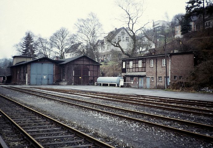ehemalige Triebwagenhalle in Sundern im Mrz 1983