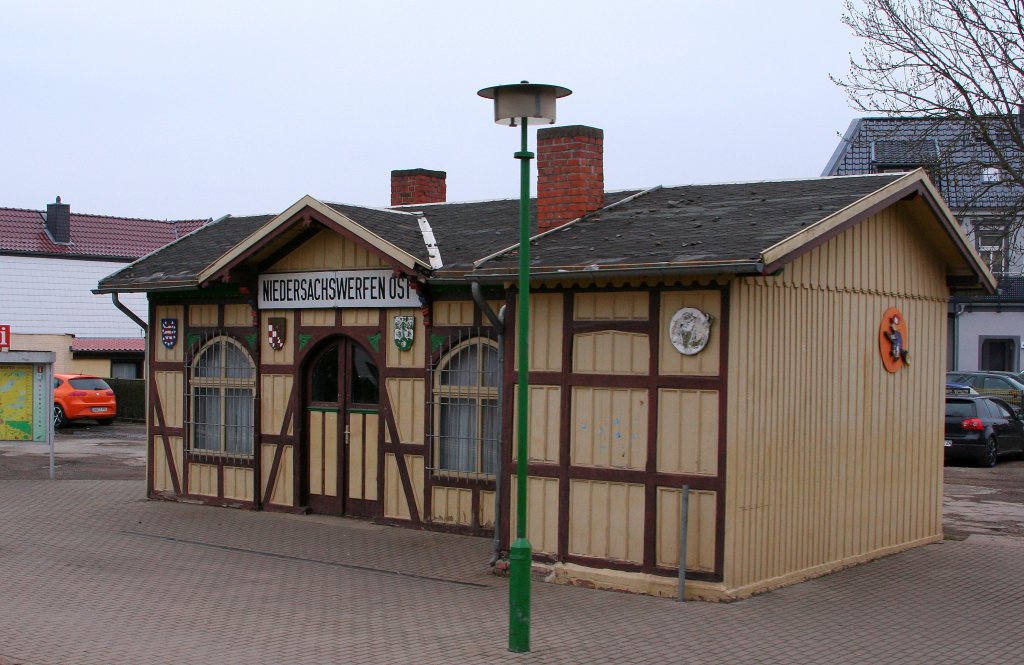 Ehemalige Wartehalle in Niedersachswerfen-Ost, aufgenommen am 06.04.2012 aus einem Zug der HSB.