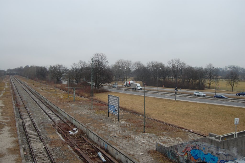 Ehemaliger S-Bahnhof Olympiastadion (Oberwiesenfeld) am 3. Mrz 2012. Blick vom Empfangsgebude in Richtung Landshuter Allee.