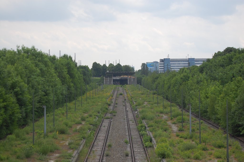 Ehemaliger S-Bahnhof Olympiastadion (Oberwiesenfeld) am 2. Juni 2012. Blick vom Kusocinskidamm. 